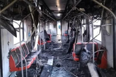 Trem da linha 12 Safira pega fogo